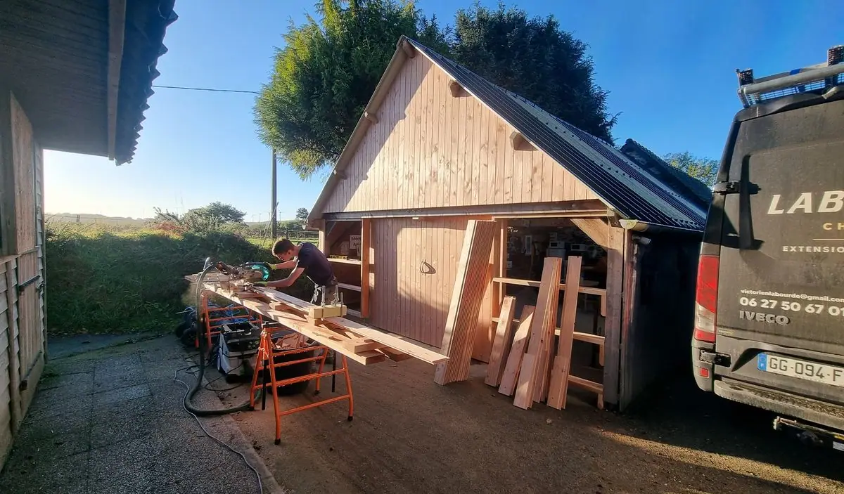 Bardage Douglas d’un préau — photo du chantier 2