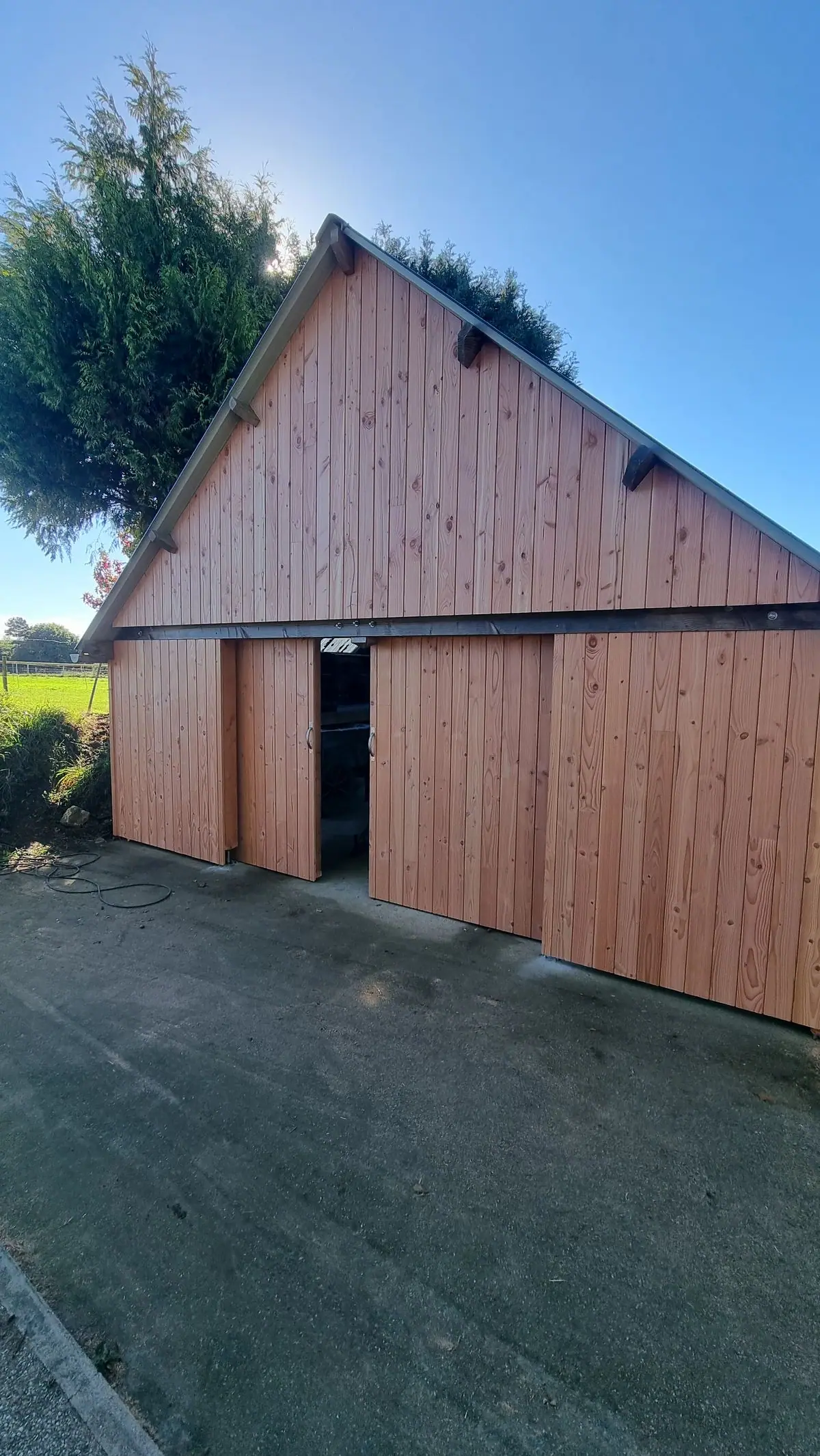 Bardage Douglas d’un préau — photo du chantier 3