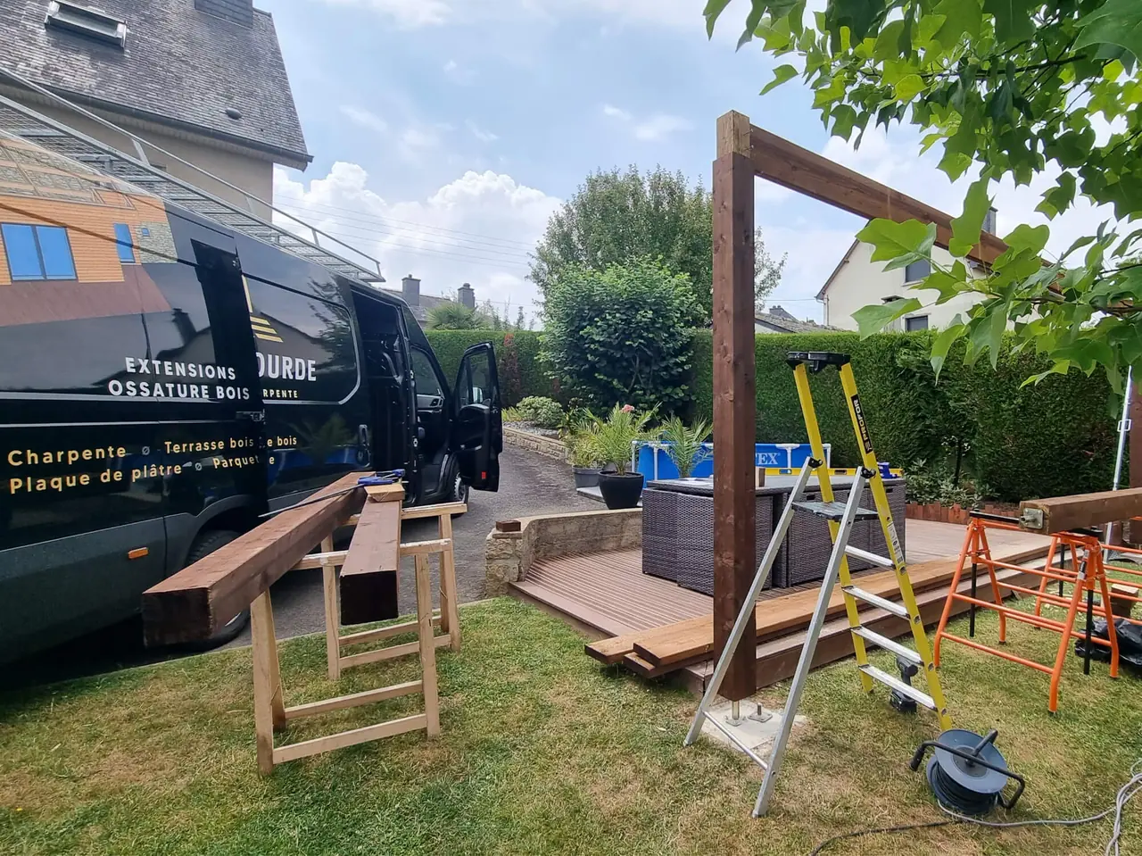 Le fourgon de Labourde Charpente sur le chantier d’une pergola