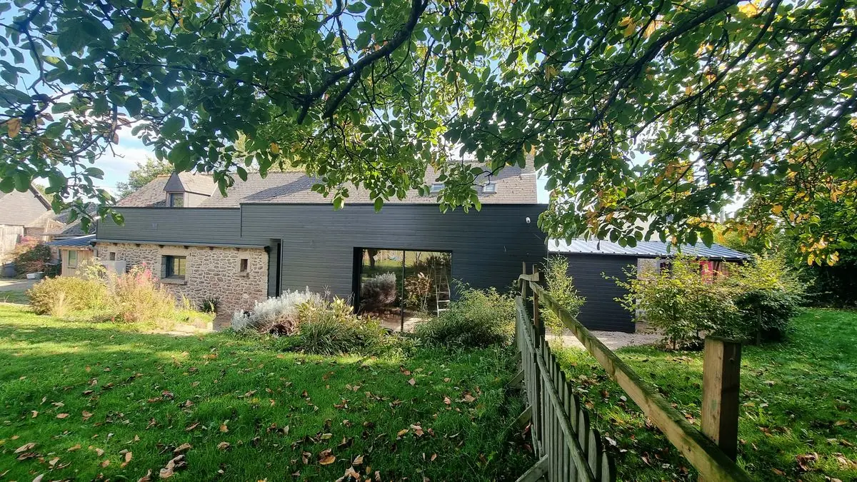 La longère après les travaux : l’extension en ossature bois et son bardage gris anthracite