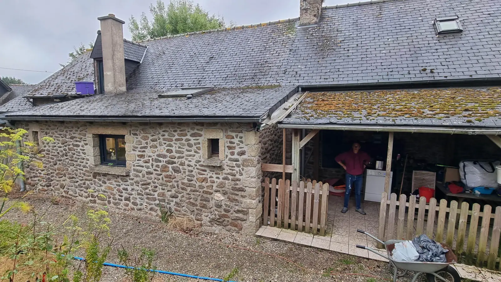 La longère avant les travaux, avec son ancien préau