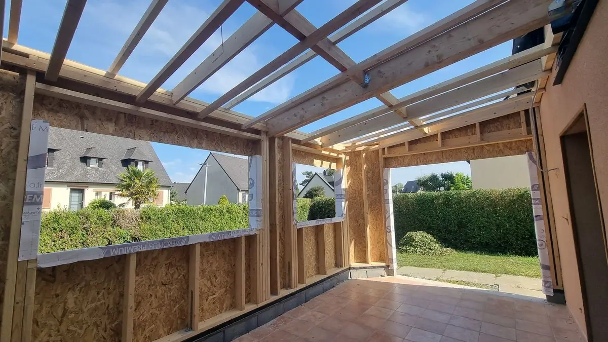 L’ossature bois d’une extension vue de l’intérieur : les murs et les solives de la toiture