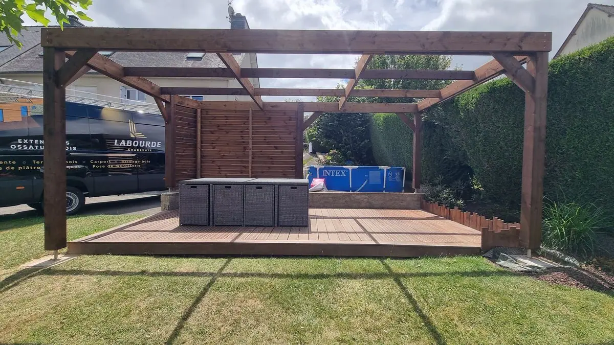Une pergola en bois avec claustras, sur une terrasse